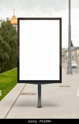 Vuoto strada verticale affissioni poster sullo sfondo della città. Foto Stock