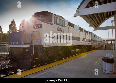 La mattina presto in direzione Sud American Metrolink treni passeggeri in partenza Tustin stazione in Orange County in California USA Foto Stock