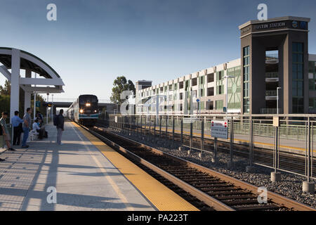 La mattina presto in direzione Nord American Metrolink treni passeggeri in arrivo nella stazione di Tustin Orange County in California USA Foto Stock