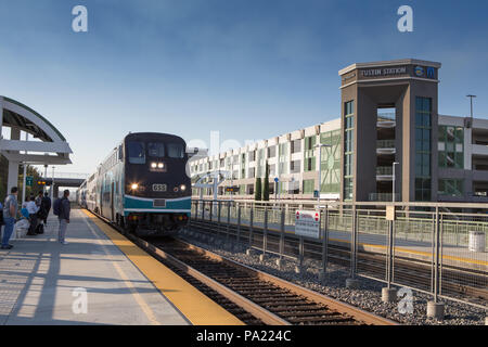 La mattina presto in direzione Nord American Metrolink treni passeggeri in arrivo nella stazione di Tustin Orange County in California USA Foto Stock