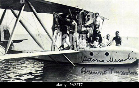 42 Bruno e Vittorio Mussolini sullâ idrovolante, Riccione 1932 Foto Stock