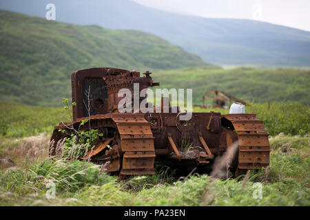 Abbandonato il russo veicolo militare sulla isola di Matua, isole Curili Foto Stock