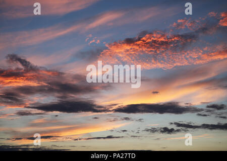 Texture di luminose del cielo della sera durante il tramonto Foto Stock