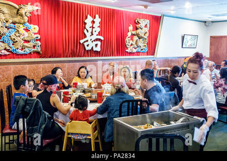Orlando Florida,Chinatown,Lam's Garden Chinese,ristorante ristoranti food dining cafe,dim sum,dining,grande famiglia,tavolo,uomini asiatici maschi,donna fem Foto Stock