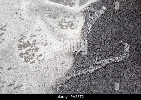 Aerazione di wasterwater producendo un coperchio di bolle e di schiuma rivestita in marrone-nero fango Foto Stock