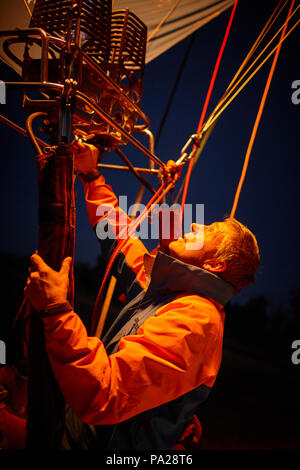 19 luglio 2018, due i palloni ad aria calda tentare una lunga distanza di volo. Kiff pilota Saunders rende finale controlli di volo prima del decollo. Foto Stock