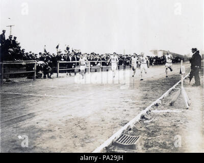 148 Archie Hahn del Milwaukee Athletic Club vincendo la finale calore di sessanta metri di correre a Le Olimpiadi 1904 Foto Stock