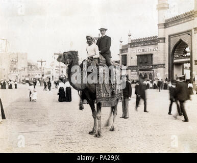 1 "una corsa in cammello attraverso il luccio." (bianco uomo a dorso di un cammello con un Egiziano driver nella sezione di luccio del 1904 Fiera Mondiale) Foto Stock