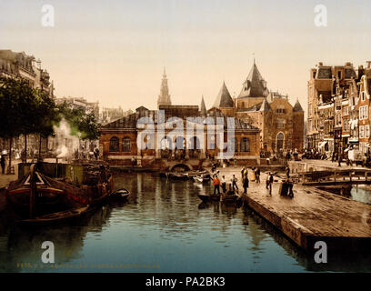 . Il Fishmarket e bourse (ossia la pesatura casa), Amsterdam. La foto mostra De Waag o casa di pesatura a destra, originariamente una porta nelle mura della città e ora una stazione della metropolitana, il Nieuwmarkt. Tra il 1890 e il 1900 653 Fishmarket e la Bourse, Amsterdam, Olanda Settentrionale, Paesi Bassi, 1890s Foto Stock