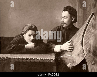 . ???????:?. ??????? ? ???????? (? ???????). Inglese: scrittori russo Maxim Gorky (sinistra) e Stepan Skitalets. Lo strumento musicale che Skitalets sta giocando è un gusli. circa 1900 719 Gorky-skitalec Foto Stock