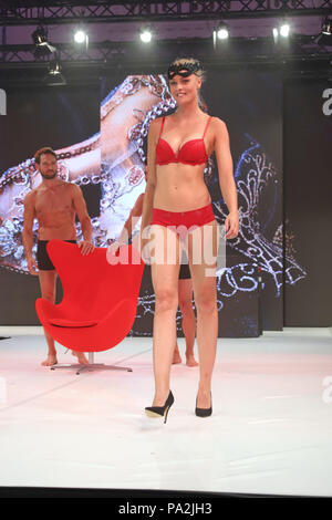 Gli ospiti presso la famiglia Ernstings fashion show per autuum/inverno 2018 dotate di: Miriam Hoeller dove: Amburgo, Germania Quando: 18 giu 2018 Credit: Becher/WENN.com Foto Stock