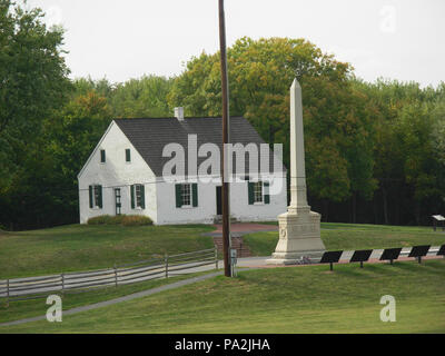 . Inglese: Il Dunker Chiesa a Antietam National Battlefield nel nord-ovest del Maryland. American Civil War Memorial per la 5th, 7th, e 66Ohio monumento di fanteria. . Memorial: dedicato 1903.[1] Foto: Ottobre 2007 140 Antietam National Battlefield Memorial - Dunker Chiesa 01 Foto Stock