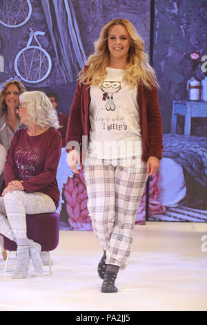 Gli ospiti presso la famiglia Ernstings fashion show per autuum/inverno 2018 dotate di: Isabel Edvardsson dove: Amburgo, Germania Quando: 18 giu 2018 Credit: Becher/WENN.com Foto Stock