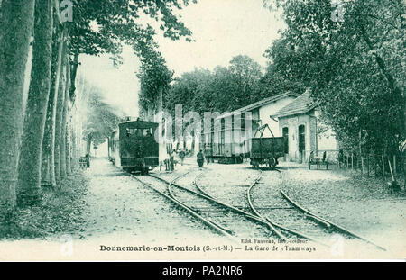 . Français : Carte postale ancienne éditée par Fauveau, libraire-coiffeur : Donnemarie-en-Montois - La Gare des tranviarie. Ligne Jouy-le-Châtel - Bray-sur-Seine des Chemins de fer départementaux de Seine-et-Marne (Réseau SE) . prima di 1914 641 Fauveau - Donnemarie-en-Montois - La Gare des Tramways Foto Stock