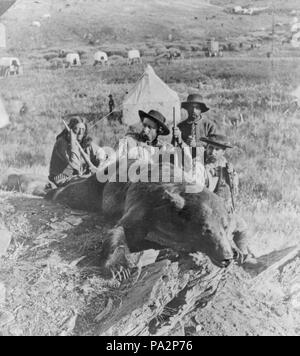 703 George Armstrong Custer, 1839-1876, poste con un orso che ha ucciso in Black Hills, South Dakota, 1874 (ritagliate) Foto Stock