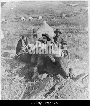703 George Armstrong Custer, 1839-1876, poste con un orso che ha ucciso in Black Hills, South Dakota, 1874 Foto Stock