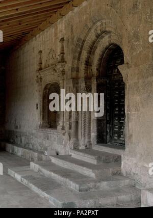 PORTADA MERIDIONAL DE LA IGLESIA DE SAN MIGUEL de san esteban de gormaz - SIGLO XI - ROMANICO ESPAÑOL. Posizione: ST. MICHAEL la chiesa di san esteban de gormaz, Spagna. Foto Stock