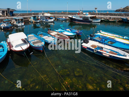 ACI TREZZA, Italia - 13 giugno 2017: Marina dei Ciclopi imbarcazioni del porto. Lachea e le isole dei ciclopi dietro (Italia, sicilia,10 km a nord di Catania Foto Stock