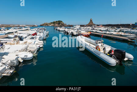 ACI TREZZA, Italia - 13 giugno 2017: Marina dei Ciclopi imbarcazioni del porto. Lachea e le isole dei ciclopi dietro (Italia, sicilia,10 km a nord di Catania Foto Stock