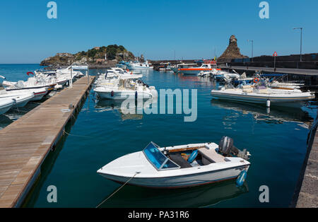 ACI TREZZA, Italia - 13 giugno 2017: Marina dei Ciclopi imbarcazioni del porto. Lachea e le isole dei ciclopi dietro (Italia, sicilia,10 km a nord di Catania Foto Stock