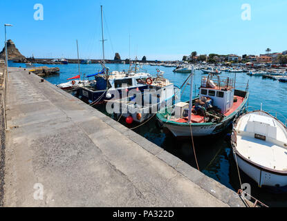 ACI TREZZA, Italia - 13 giugno 2017: Marina dei Ciclopi imbarcazioni del porto. Lachea e le isole dei ciclopi dietro (Italia, sicilia,10 km a nord di Catania Foto Stock