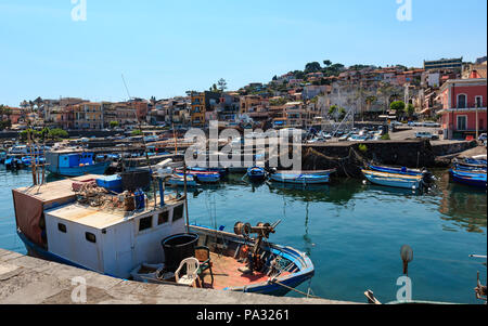 ACI TREZZA, Italia - 13 giugno 2017: Marina dei Ciclopi imbarcazioni del porto. Lachea e le isole dei ciclopi dietro (Italia, sicilia,10 km a nord di Catania Foto Stock