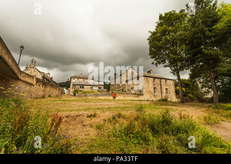 Una vista dalla riva a Rothbury,l'Inghilterra,UK Foto Stock