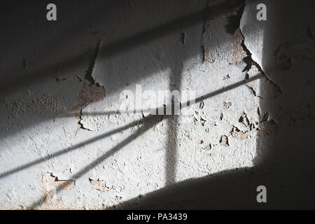 Pareti scrostate parete di calcestruzzo danno causato dalla presenza di umidità e di umidità su una parete Foto Stock