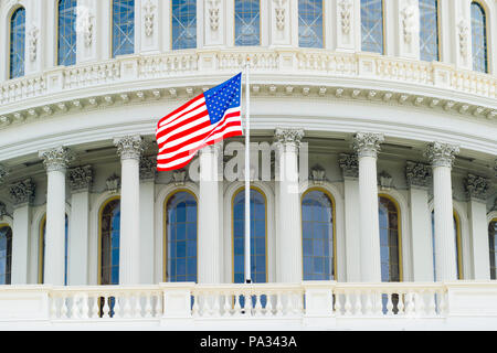 Noi Capitol Building a cupola con dettaglio sventola bandiera nazionale - Washington DC, Stati Uniti d'America Foto Stock