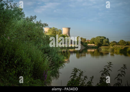 Willington power station torri di raffreddamento dalla banca del fiume di Trento a Willington, Derbyshire. Foto Stock