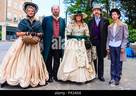 Cinque persone in posa, contatto visivo. Vestito in abiti in stile vittoriano, come vari personaggi di Charles Dickens, parte di Dickens settimana a Broadstairs. Foto Stock