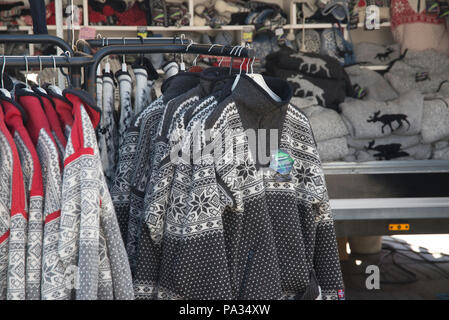 Tradizionale maglia di lana di essere venduto a Svolvaer, Norvegia Foto Stock