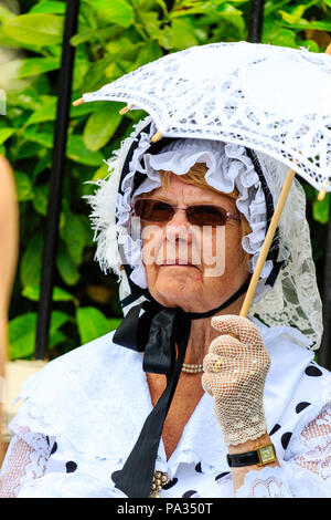 Senior caucasica donne, 60s, vestito in abiti in stile vittoriano come Miss Havisham durante il Broadstairs Dickens week festival. Close up, colpo alla testa. Foto Stock