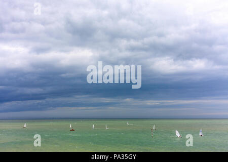 Broadstairs. Verde scuro con mare tempestoso grigio coperto il cielo sopra la testa. Si avvicina la tempesta di pioggia. Piccole barche a vela al mare. Foto Stock