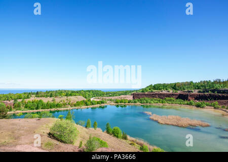 Vista di una vecchia cava con un lago Foto Stock
