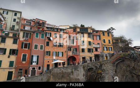 Suggestivo e romantico borgo di Manarola con case colorate e gente che camminava nelle strade strette a Cinque Terre in Italia Foto Stock