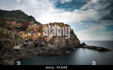 Suggestivo e romantico borgo di Manarola con case colorate e una piccola e splendida porta a CinqueTerre, Liguria, Italia Foto Stock