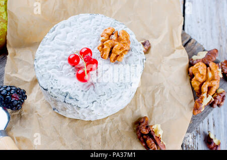 Testa di cagliata di formaggio blu e olive. miele e pera, pretzel su bianco vecchio tavolo in legno, vista dall'alto Foto Stock