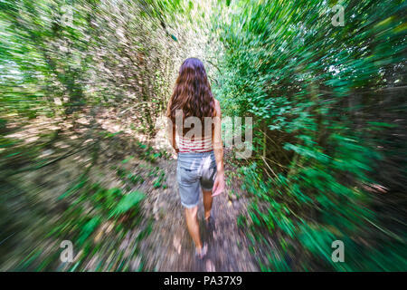 Donna che corre attraverso una foresta di Pfaffenhofen a.d.Ilm, Germania Luglio 20, 2018 © Peter Schatz / Alamy Stock Photo Foto Stock