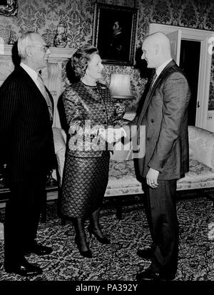 Il Primo Ministro Margaret Thatcher, guardato da suo marito Denis, saluta piscina olimpionica gold medallist Duncan Goodhew a 10 Downing Street, Londra, durante un ricevimento tenuto per i membri della British Olimpiadi invernali di team e show business celebrità. Foto Stock