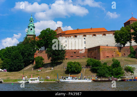 Il castello di Wawel visto dal fiume Vistola, Cracovia, in Polonia, in Europa. Foto Stock