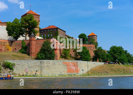 Il castello di Wawel visto dal fiume Vistola, Cracovia, in Polonia, in Europa. Foto Stock