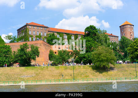 Il castello di Wawel visto dal fiume Vistola, Cracovia, in Polonia, in Europa. Foto Stock