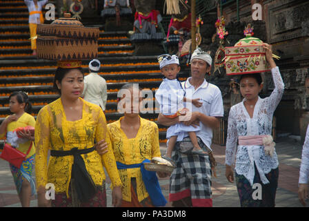 Le donne che trasportano le offerte sulle loro teste, Pura Dalem, tempio indù in Ubud, Bali. Indonesia. Foto Stock