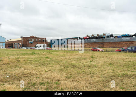 Zona industriale di Birkenhead, Wirral, mostrando un auto cantiere di scarto Foto Stock