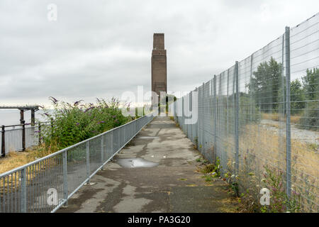 Vista della Torre di ventilazione in Birkenhead per la Mersey Gallerie Foto Stock