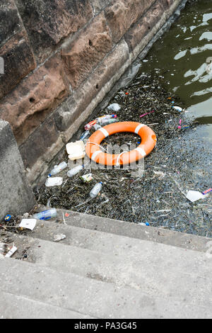 Plastica e spazzatura in mare, di inquinamento del mare Foto Stock