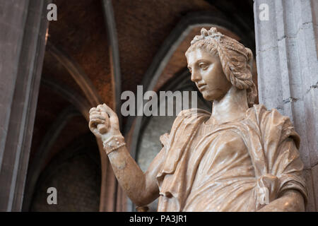 Mons, Belgio. 27 Maggio, 2018. Realista statua del santo nella Chiesa Collegiata di San Waltrude Foto Stock