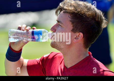 Gordon Reid (GB) bere tra giochi in una dimostrazione di tennis in carrozzella corrispondere durante la natura internazionale della valle, Eastbourne 29 Giugno 2018 Foto Stock