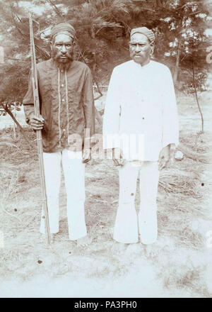 203 Ritratto di un korano (capo villaggio) e un capitano da Tarpia - Collectie stichting Nationaal Museum van Wereldculturen - TM-60010143 Foto Stock